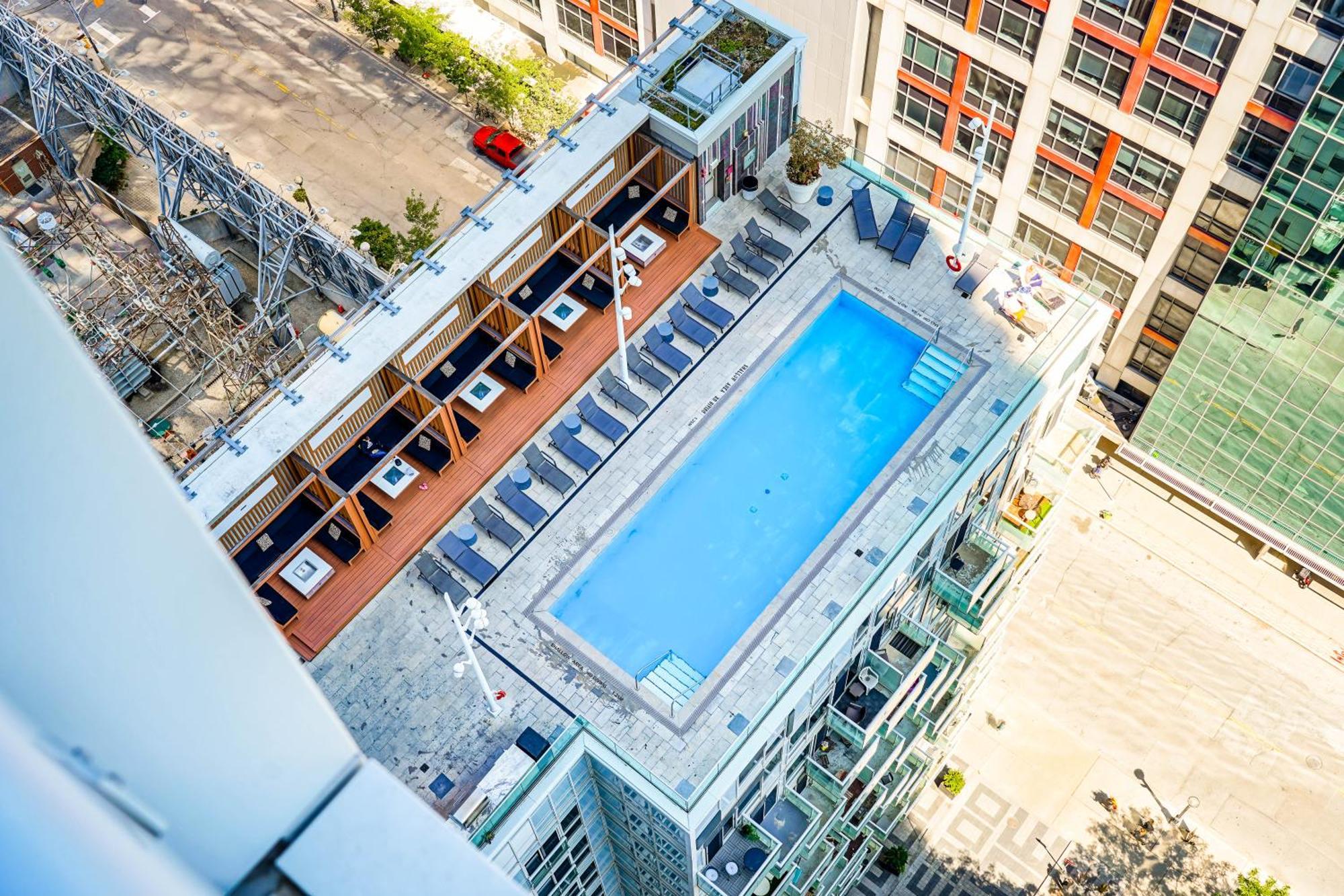 Chol Furnished Suites Heart Of Downtown Toronto, 2 Beds, Free Parking, Cn Tower View المظهر الخارجي الصورة