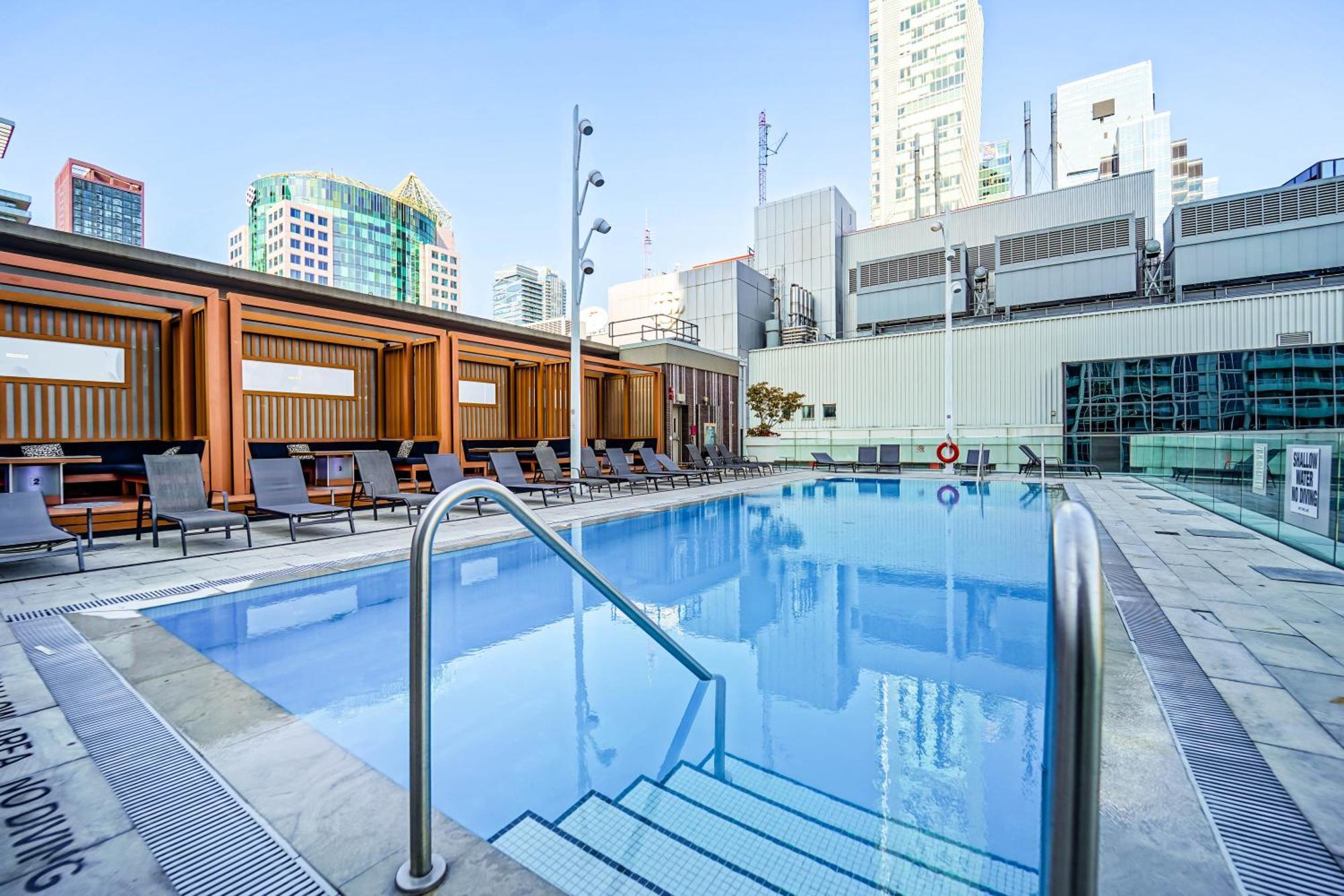 Chol Furnished Suites Heart Of Downtown Toronto, 2 Beds, Free Parking, Cn Tower View المظهر الخارجي الصورة