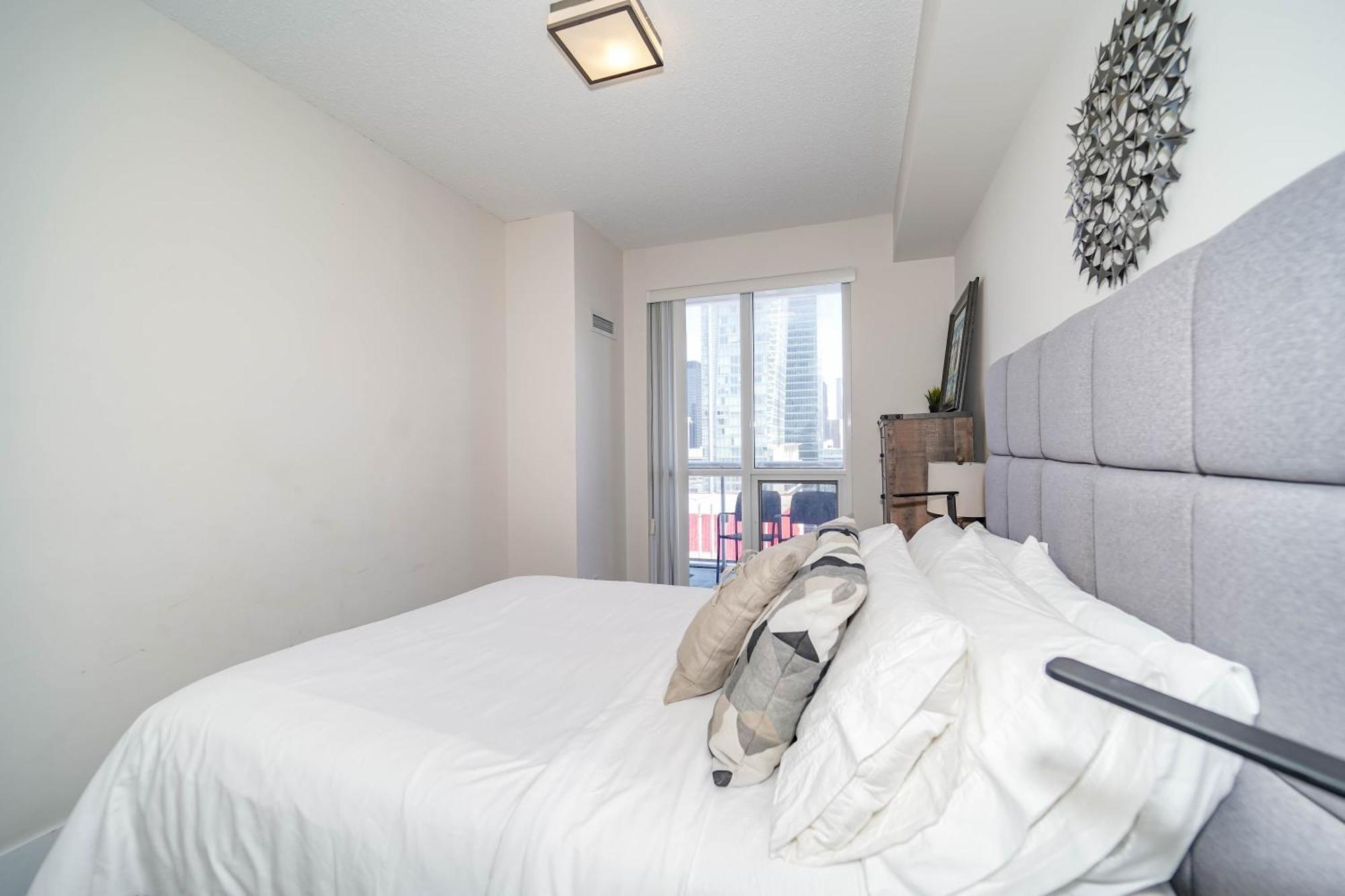 Chol Furnished Suites Heart Of Downtown Toronto, 2 Beds, Free Parking, Cn Tower View المظهر الخارجي الصورة