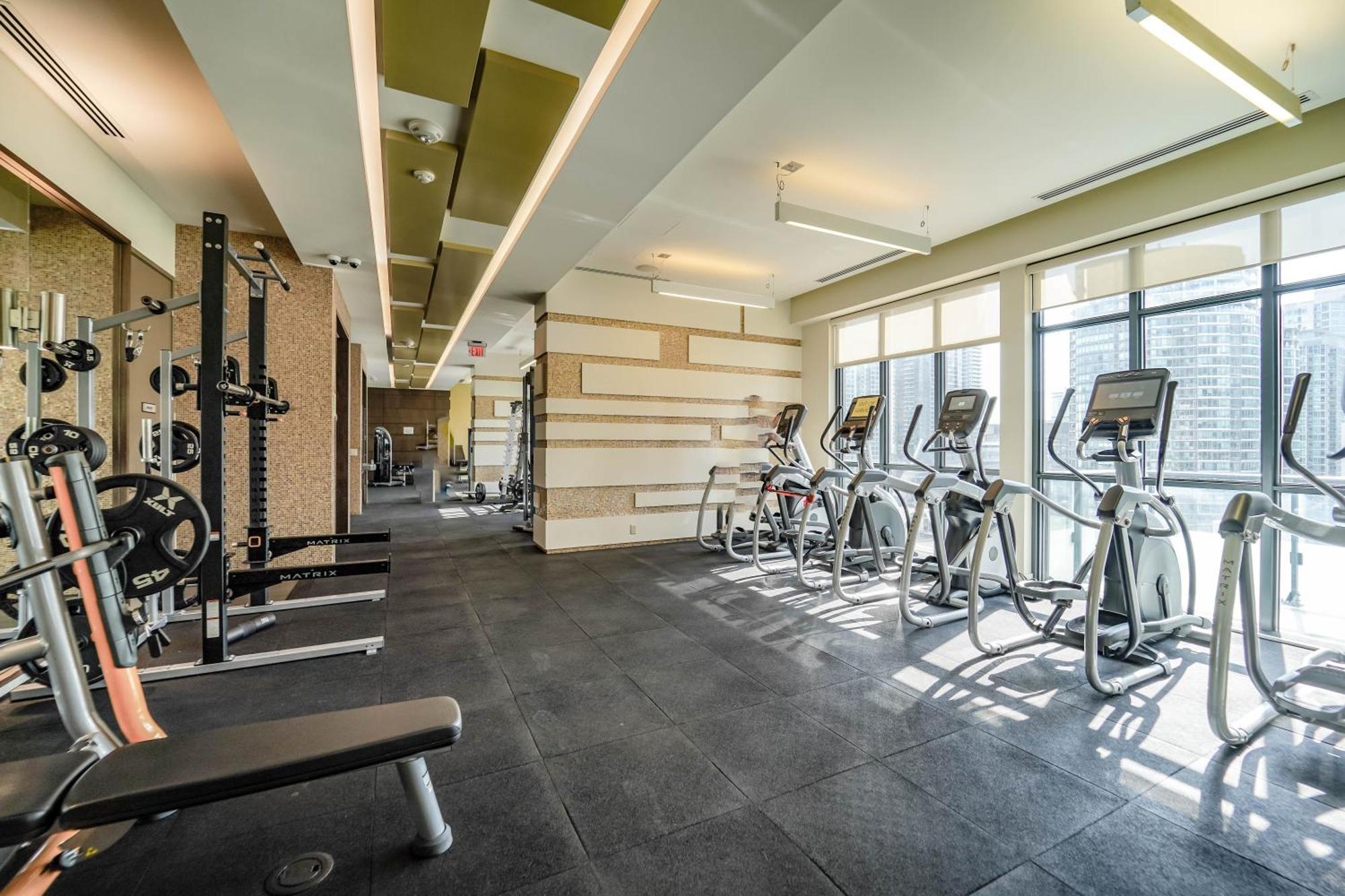 Chol Furnished Suites Heart Of Downtown Toronto, 2 Beds, Free Parking, Cn Tower View المظهر الخارجي الصورة