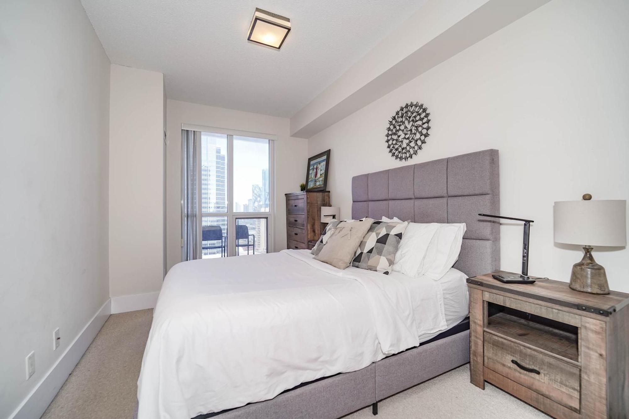 Chol Furnished Suites Heart Of Downtown Toronto, 2 Beds, Free Parking, Cn Tower View المظهر الخارجي الصورة