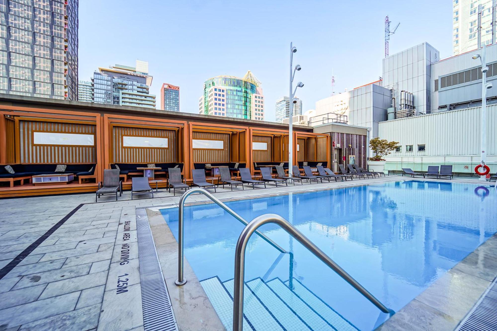 Chol Furnished Suites Heart Of Downtown Toronto, 2 Beds, Free Parking, Cn Tower View المظهر الخارجي الصورة