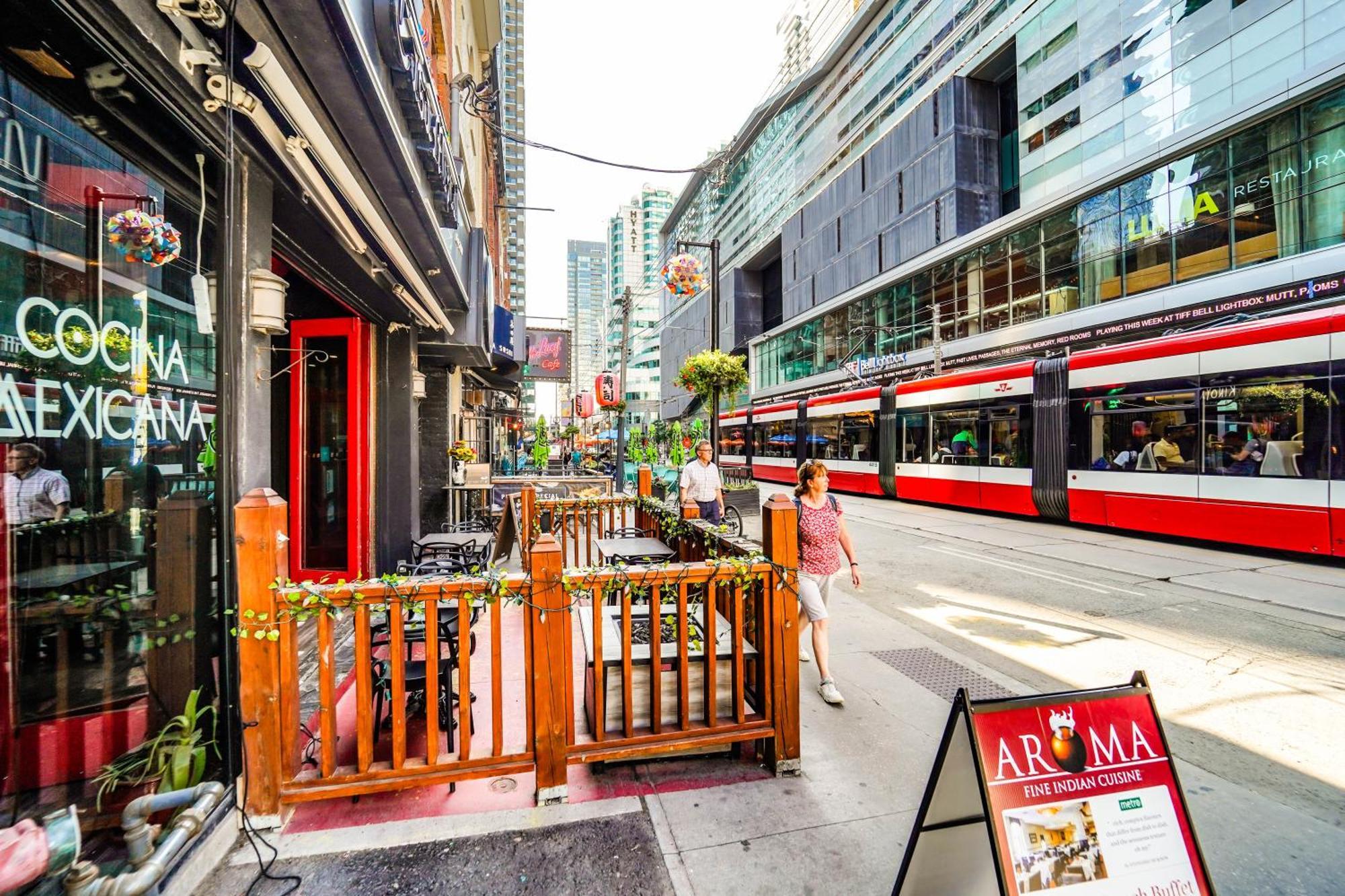 Chol Furnished Suites Heart Of Downtown Toronto, 2 Beds, Free Parking, Cn Tower View المظهر الخارجي الصورة
