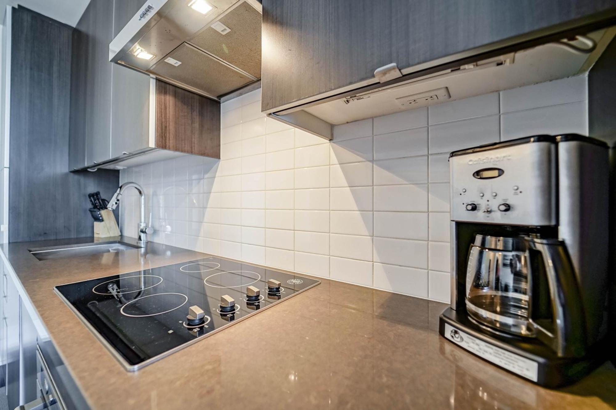 Chol Furnished Suites Heart Of Downtown Toronto, 2 Beds, Free Parking, Cn Tower View المظهر الخارجي الصورة